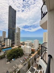 une vue d'une ville depuis le balcon d'un immeuble dans l'établissement Ocean-view hotel room on Level 17 in central Surfers Paradise, à Gold Coast