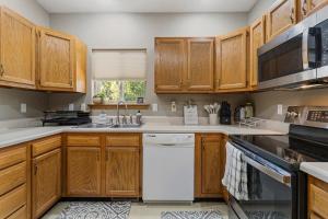 Kuchyň nebo kuchyňský kout v ubytování 320 Royal Ct