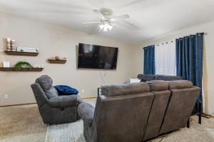 TV a/nebo společenská místnost v ubytování 320 Royal Ct