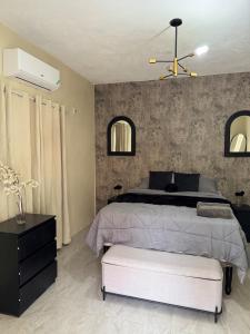 Stony HillStylish Escape at Angella Mansions, Stony Hill的一间卧室，里面有一张床和一个吊扇