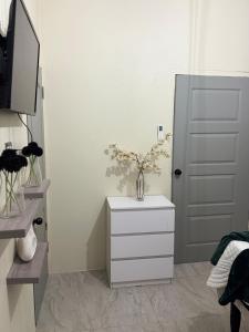 Stony HillStylish Escape at Angella Mansions, Stony Hill的上面有花瓶的白色梳妆台