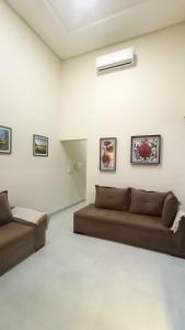 a living room with two brown couches in a room at Cataratas Paradise - O seu conforto na natureza! in Foz do Iguaçu +62 photos