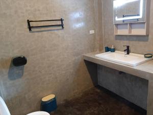 ein Badezimmer mit Waschbecken und Toilette in der Unterkunft Momems House in Ban Tha Pai