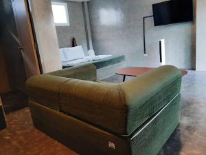 ein Wohnzimmer mit einer Couch und einem Bett in der Unterkunft Momems House in Ban Tha Pai + 16 Fotos