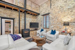 TV a/nebo společenská místnost v ubytování The Cheese Factory - A Sprawling Coastal Estate