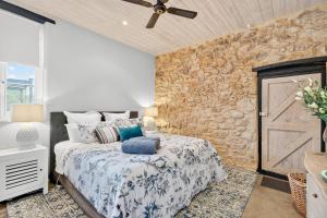 Postel nebo postele na pokoji v ubytování The Cheese Factory - A Sprawling Coastal Estate