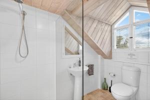 Koupelna v ubytování The Cheese Factory - A Sprawling Coastal Estate + 33 fotografií