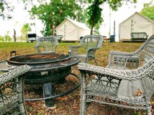 Aed väljaspool majutusasutust Luxury Safari Tent by the San Marcos River - Ideal for a Glamping Vacation near Kingsbury, Texas