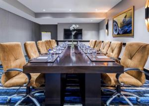 une grande salle de conférence avec une longue table et des chaises dans l'établissement BLACK PEARL DELUXE Apartments In OLD TOWN, à Szczecin