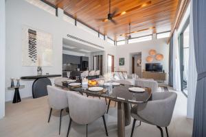 Μια τηλεόραση ή/και κέντρο ψυχαγωγίας στο Villa 3 bedroom Beautiful swimming pool