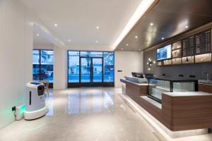 a lobby with a bar with a drink dispenser at Hanting Hotel Shanghai Huangxing Road Subway Station in Shanghai