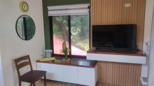 Televiisor ja/või meelelahutuskeskus majutusasutuses The English Filipina Secret Garden Resort