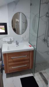 Vannituba majutusasutuses The English Filipina Secret Garden Resort