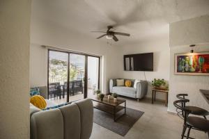 Μια τηλεόραση ή/και κέντρο ψυχαγωγίας στο Apartment in Puerto Las Hadas Condominium