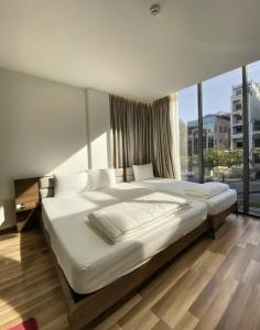 Ένα ή περισσότερα κρεβάτια σε δωμάτιο στο MBee Hotel