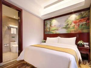 Ένα ή περισσότερα κρεβάτια σε δωμάτιο στο Vienna International Hotel Shanghai Qingpu New Town Metro Station Branch