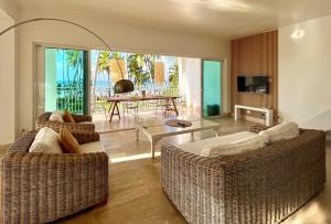 un salon avec deux canapés et une table dans l'établissement Playa Bonita Modern Beachfront Penthouse Retreat, à La Ceiba