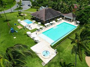 an overhead view of a swimming pool and a house at Playa Bonita Modern Beachfront Penthouse Retreat in La Ceiba