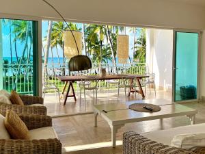 un salon avec une table et des chaises dans l'établissement Playa Bonita Modern Beachfront Penthouse Retreat, à La Ceiba