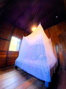 Ένα ή περισσότερα κρεβάτια σε δωμάτιο στο Lovesick Hostel & Bar Mpai Bay +26 φωτογραφίες