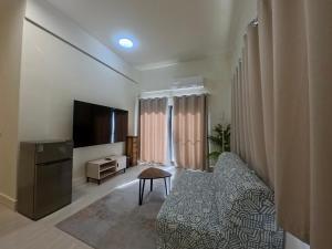 TV a/nebo společenská místnost v ubytování 月伴灣海景民宿MoonBay Seaview Homestay - 半自動入住 Self check-in