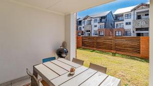 un tavolo e delle sedie in una stanza con una grande finestra di The Blyde @ 485 a Pretoria