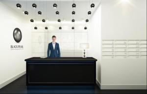 un homme en costume sur une table dans une pièce dans l'établissement BLACK PEARL FAMILY Apartments In CENTRUM, à Szczecin