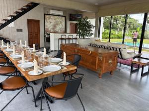 Χώρος καθιστικού στο Lakeside Retreat - Malsiripura