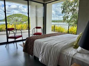 Ένα ή περισσότερα κρεβάτια σε δωμάτιο στο Lakeside Retreat - Malsiripura