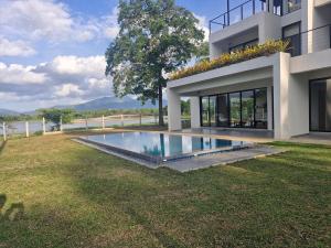 Πισίνα στο ή κοντά στο Lakeside Retreat - Malsiripura