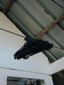 un parapluie noir suspendu au plafond d'un bâtiment dans l'établissement Verde Bungalows Siargao, à General Luna 8 autres photos