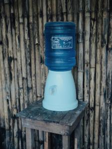 ein blauer Eimer auf einem Tisch in der Unterkunft Verde Bungalows Siargao in General Luna