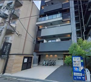 WELLSTAY Osaka Shinimamiya Station في أوساكا: مبنى به دراجات متوقفة أمامه