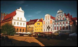 un groupe de bâtiments assis l'un à côté de l'autre dans l'établissement BLACK PEARL FAMILY Apartments In CENTRUM, à Szczecin