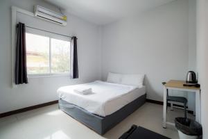 Giường trong phòng chung tại NP Place สันติธรรม - Mueang Chiang 2