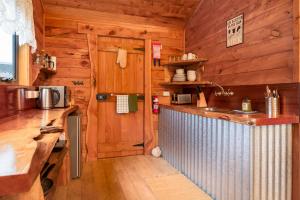 Una cocina o cocineta en Rustic Hut Bush Retreat 15 fotos más