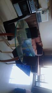 una vista aérea de una mesa de cristal en una habitación en Morgan Suites, en Kampala