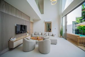 TV a/nebo společenská místnost v ubytování 3 BDR Zenithy pool villa - 10 min to the beach