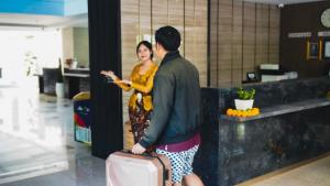 勒吉安库塔大酒店的带着手提箱走路的男人和女人 更多61张照片