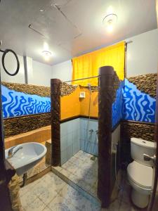 un baño con inodoro y lavabo en Islandfront El Nido, en El Nido 90 fotos más