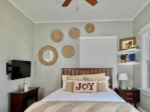 ein Schlafzimmer mit einem Bett und einem Kissen darauf in der Unterkunft Timeless Charm by the Coast, Vintage Beach Bungalow in Long Beach
