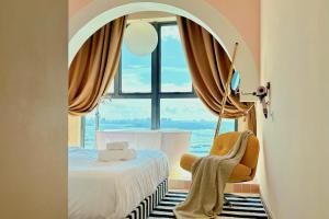 - une chambre avec un lit et une chaise en face d'une fenêtre dans l'établissement Country Garden Fully Unblocked Seaview Suite by Dooga's Homestay, à Johor Bahru 254 autres photos