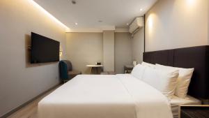 Μια τηλεόραση ή/και κέντρο ψυχαγωγίας στο Hanting Hotel Shanghai Longyang Road Subway Station