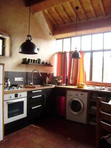 Villesèque-des-CorbièresにあるLoft Ecologiqueのキッチン(コンロ、洗濯機付)