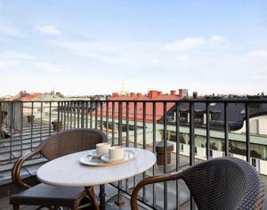 une table et des chaises sur un balcon avec vue dans l'établissement BLACK PEARL DELUXE Apartments In OLD TOWN, à Szczecin 6 autres photos