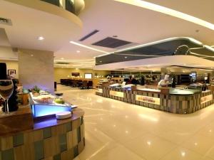 a restaurant with a bar in the middle of a building at Jinan Blue Horizon Hotel Shizhong in Jinan