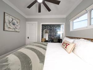 ein Schlafzimmer mit einem Bett und einem Deckenventilator in der Unterkunft Timeless Charm by the Coast, Vintage Beach Bungalow in Long Beach