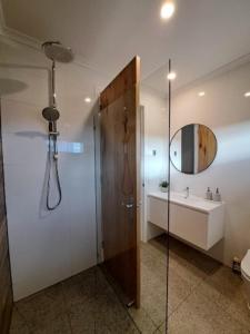 ein Badezimmer mit Dusche, Waschbecken und Spiegel in der Unterkunft Grasmere Farm in Gruyere + 14 Fotos