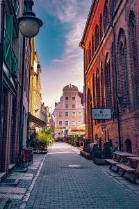 une rue vide dans une ville avec des bâtiments dans l'établissement BLACK PEARL DELUXE Apartments In OLD TOWN, à Szczecin