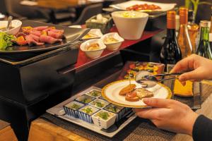 Jídlo v hotelu nebo okolí + 85 fotografií